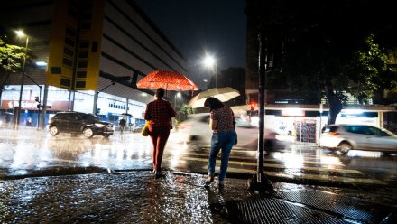 Синоптики продлили жёлтый уровень опасности из-за грозы, ветра и града в Воронеже