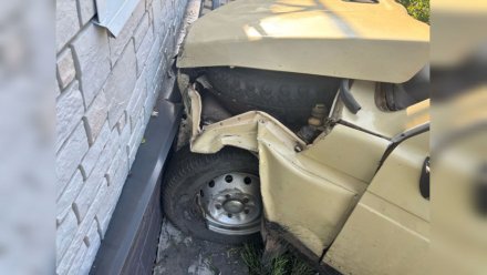 Пожилой автомобилист на ВАЗе протаранил жилой дом в Борисоглебске
