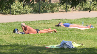 Воронежцы начали спасаться от жары на диком пляже у Северного моста вопреки запрету МЧС