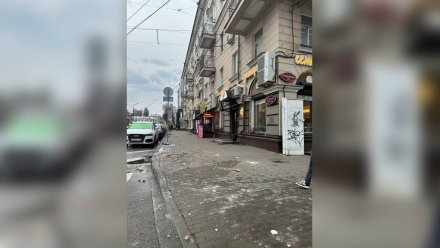 Фрагменты фасада рухнули на тротуар в центре Воронежа: пострадала девушка