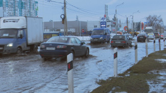 В Воронеже автомобилисты попали в пробки из-за огромной лужи в ЖК «Озерки»