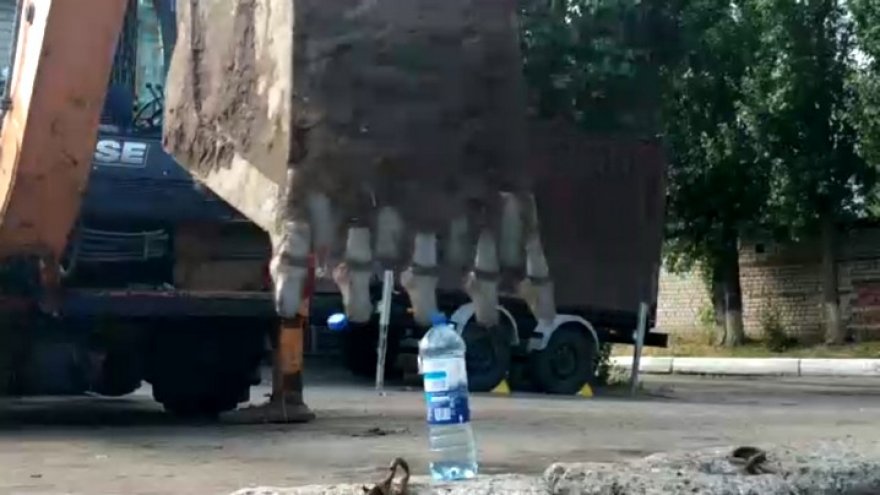 В Воронеже водитель экскаватора присоединился к модному флешмобу Bottle Cap Challenge