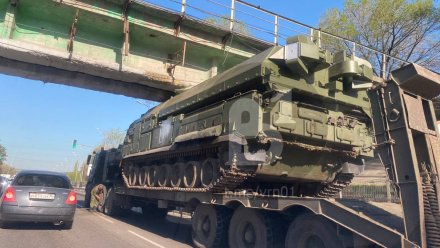 Застрявшая под мостом военная техника спровоцировала 3-километровую пробку в Воронеже