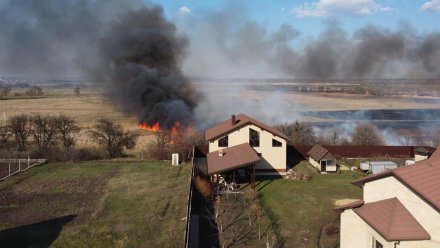 Воронежцы сообщили о пожаре вблизи коттеджей в Отрадном 