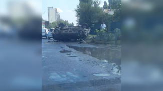 В Воронеже «Нива» врезалась в забор и перевернулась