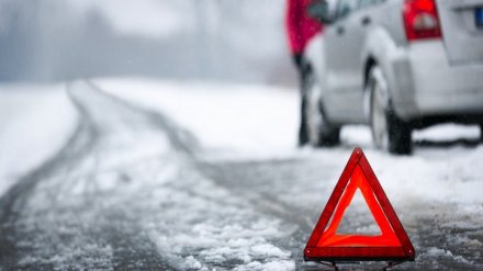 Под Воронежем автомобилистке помогли выбраться из перевернувшейся иномарки