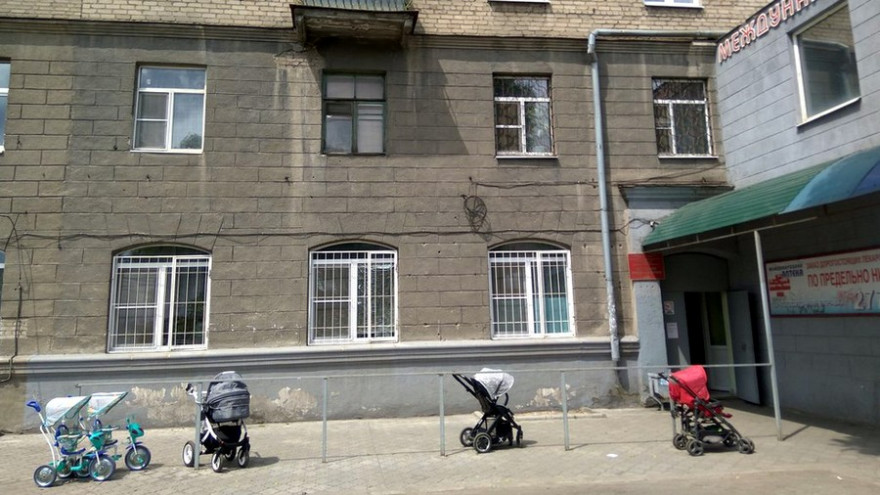 В воронежской детской поликлинике женщина оттаскала гардеробщицу за волосы
