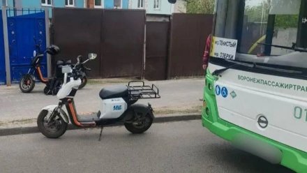 В воронежском посёлке электроскутер сбил выходящего из маршрутки ребёнка