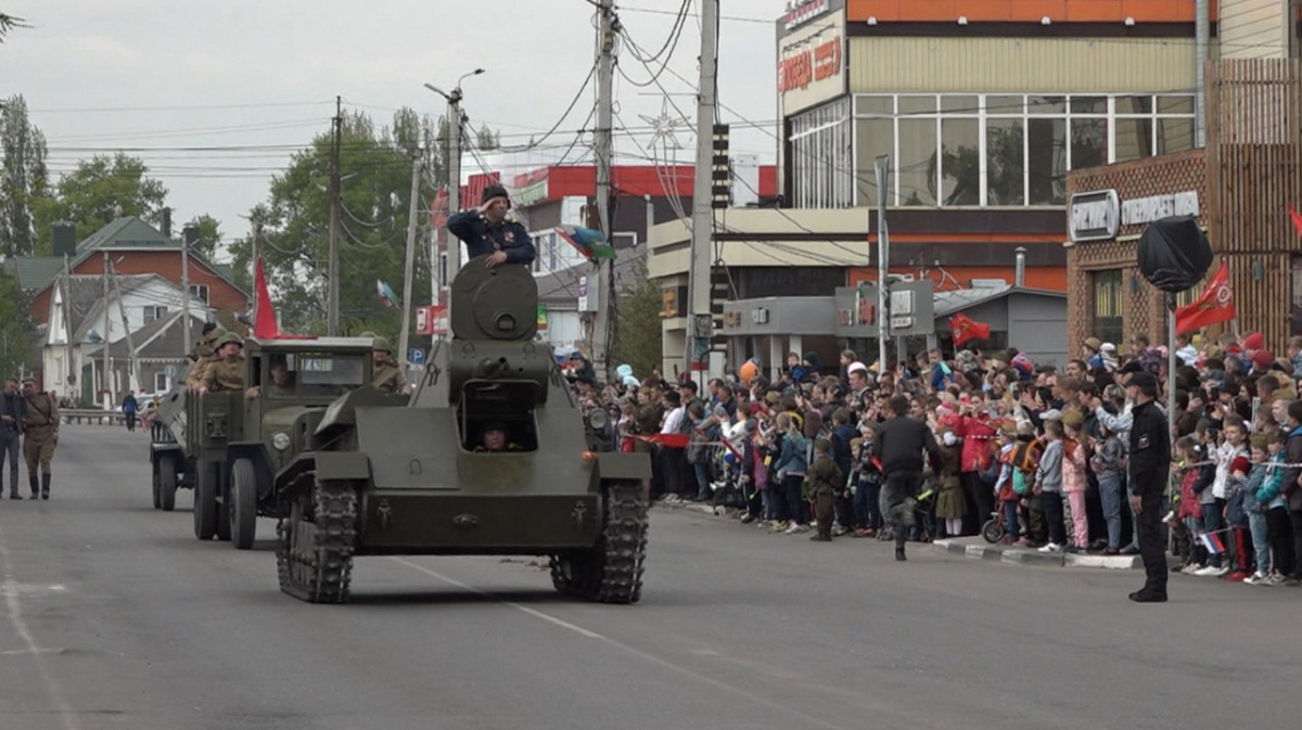 С военной техникой и размахом. Каким был Парад Победы в воронежской Новой  Усмани – Новости Воронежа и Воронежской области – Вести Воронеж