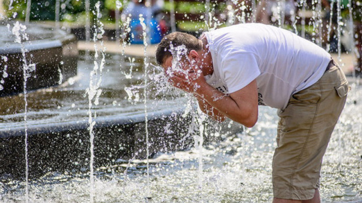 Жаркое лето. Лето в москве. Он шел в жару. Сильная жара. Он шел в жару.