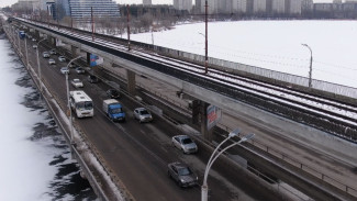 В Воронеже на Севером мосту загорелась машина