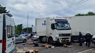 В Воронеже из-за массового ДТП с фурами образовалась пробка