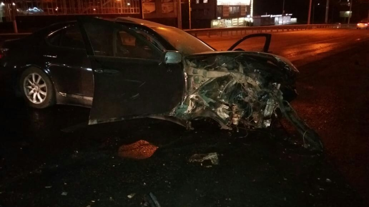 В Воронеже попавший в аварию Mercedes снёс фонарный столб и дерево |  28.09.2020 | Воронеж - БезФормата