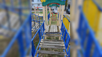 В Нововоронеже родители пожаловались на опасную детскую площадку