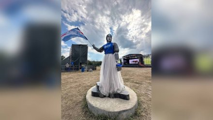 Постапокалиптичную Алёнку нарядили в поддержку воронежского «Факела»