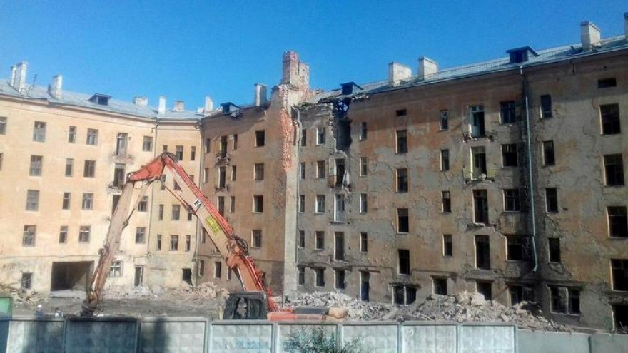 На главной площади Воронежа начали сносить «дом-убийцу»