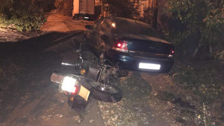В Воронеже мотоцикл после ДТП отбросило на дерево и припаркованный автомобиль