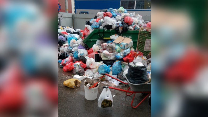 В Воронеже двор 18-этажки превратился в свалку