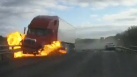 Появилось видео с фурой, вспыхнувшей на воронежской трассе из-за отлетевшего колеса