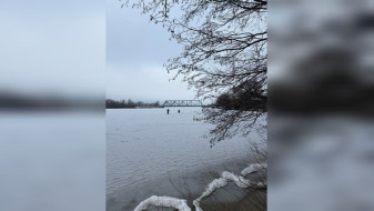 Рыбаки рискнули выйти на тонкий лёд Воронежского водохранилища