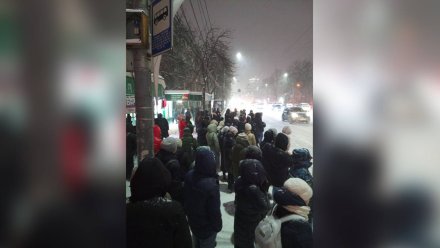 Толпа скопилась на остановке в центре Воронежа в ожидании маршруток