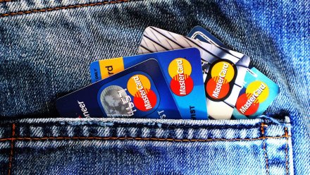 ВТБ продолжает обслуживание карт Visa и Mastercard в России