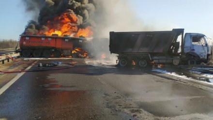 Трассу у границы с Воронежской областью перекрыли из-за горящего бензовоза