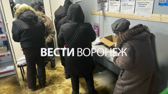 Воронежцы выстроились в очереди у почты для поиска квитанций