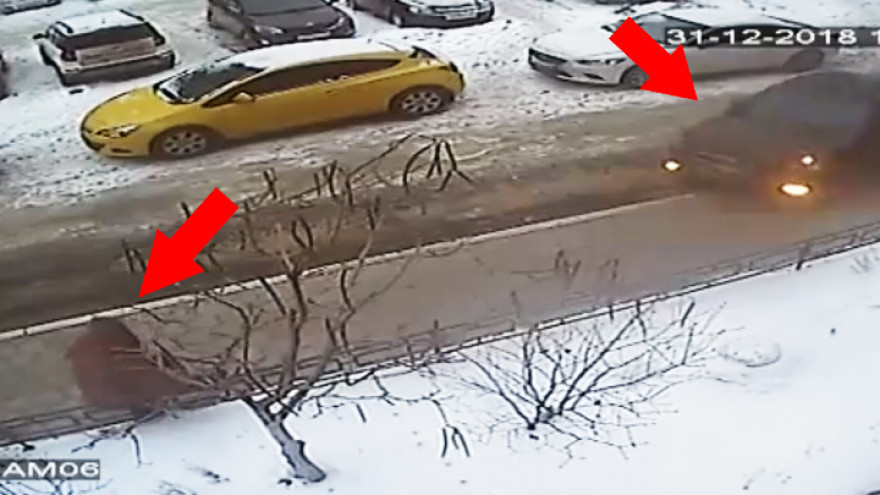 В Воронеже на видео попало, как автомобилистка сбила бабушку во дворе жилого дома