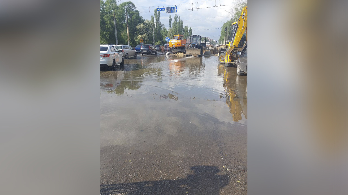 Ленинский проспект в Воронеже затопило из-за коммунальной аварии – Новости  Воронежа и Воронежской области – Вести Воронеж