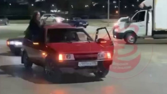 Воронежского водителя оштрафовали за экстремальную перевозку девушки