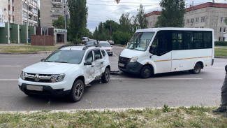 В Воронеже 2 женщины пострадали при столкновении автобуса и легковушки