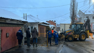 Фундамент жилого дома «оголился» из-за утечки в Центральном районе Воронежа