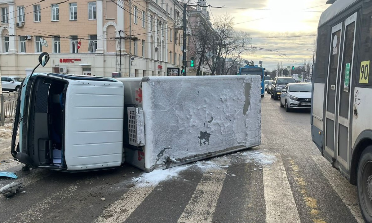 Появились подробности ДТП с перевернувшимся грузовиком в Воронеже – Новости  Воронежа и Воронежской области – Вести Воронеж