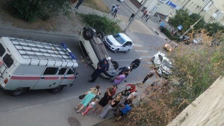 Иномарка опрокинулась на крышу после ДТП на узкой улице в Воронеже