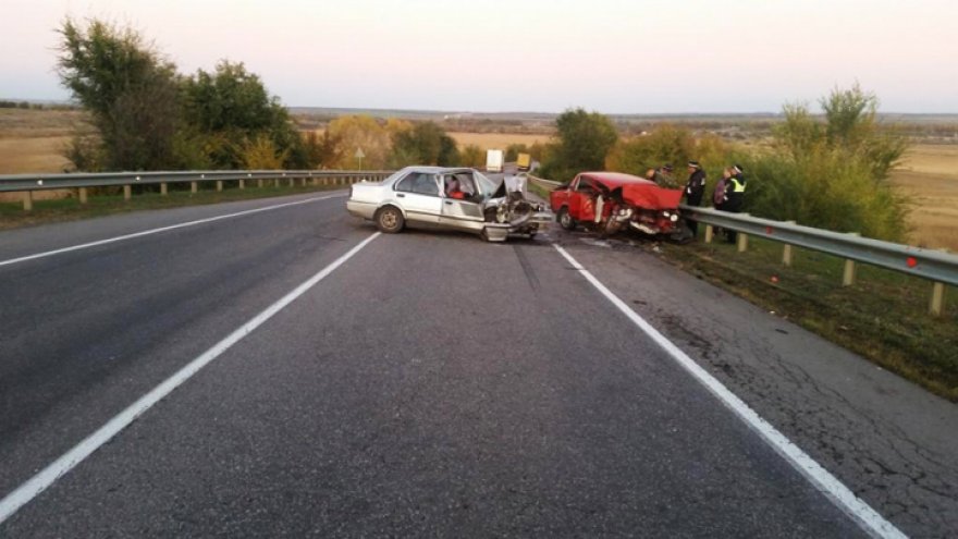 В страшной аварии на воронежской трассе 2 человека погибли и 1 пострадал
