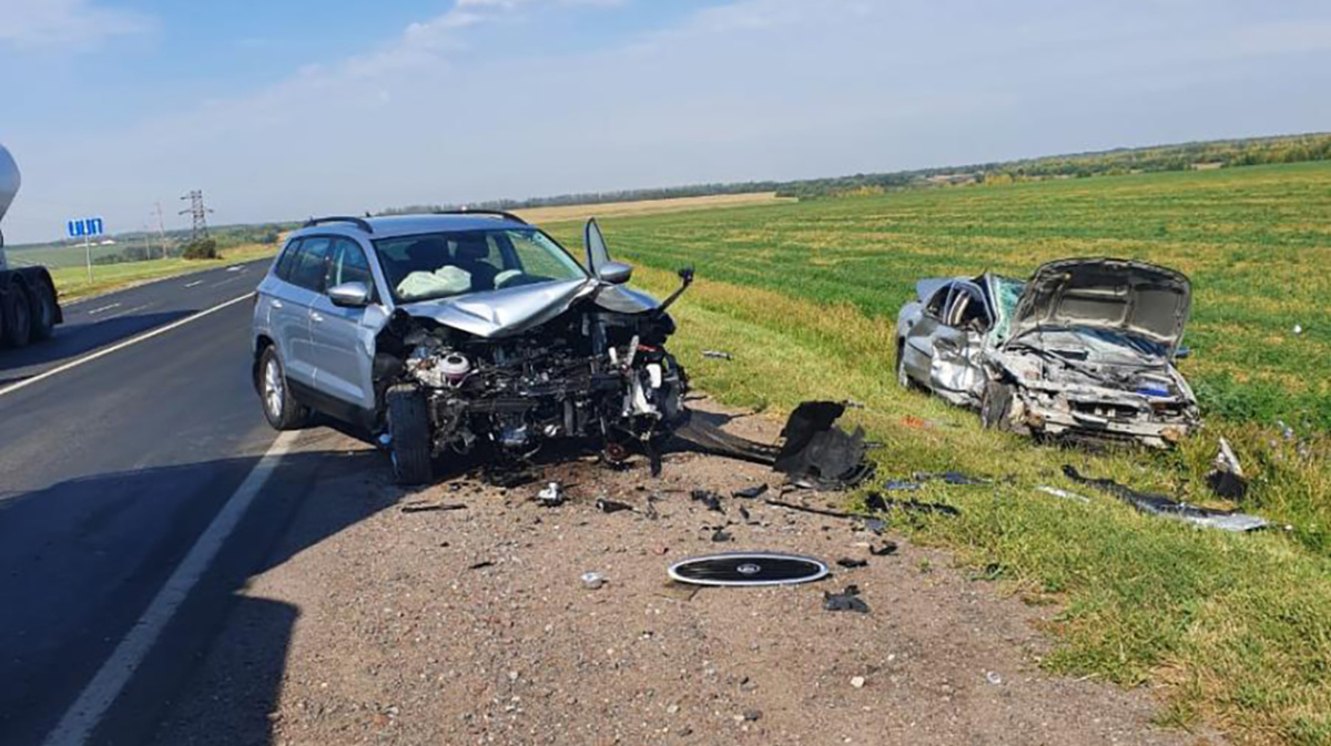 Под Воронежем водитель Ford при обгоне грузовика устроила массовое ДТП с 2  пострадавшими – Новости Воронежа и Воронежской области – Вести Воронеж