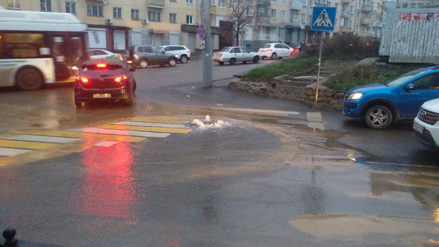 На дороге в центре Воронежа появился «фонтан»
