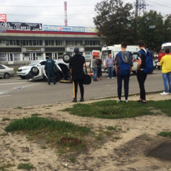 В Воронеже попавшую в ДТП автомобилистку доставали из машины спасатели