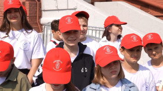 В традиционную поездку из Воронежской области в Москву отправились 45 школьников