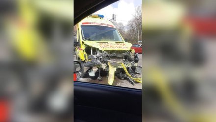 Автомобиль реанимации попал в массовое ДТП в Воронеже