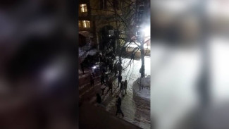 «Шли без курток, выбили ворота». Воронежцев напугала толпа молодёжи в центре города