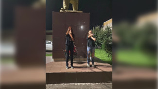 Жителей Калача возмутили зигующие на Аллее Героев подростки 