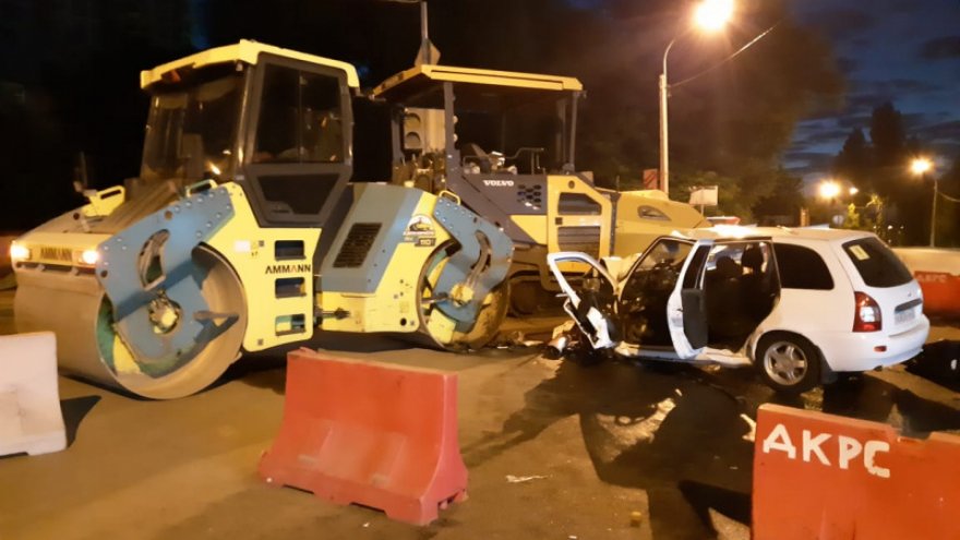В Воронеже автомобилист погиб, врезавшись в дорожный каток и асфальтоукладчик