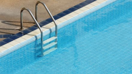 В Воронеже семилетний мальчик утонул в бассейне