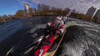 Шоу на воде от Дедов Морозов. Аквабайкеры смогли удивить воронежцев