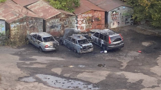 Три горящие легковушки сняли на видео в Коминтерновском районе