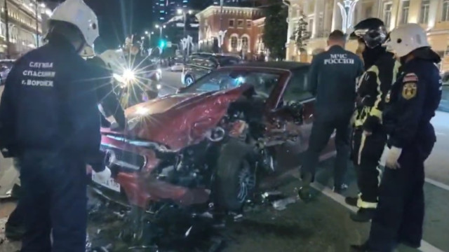 СК начал проверку после столкновения Mercedes с автобусом в центре Воронежа