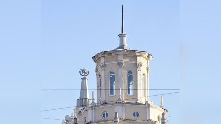 В центре Воронежа «сталинке» вернули исторический шпиль 