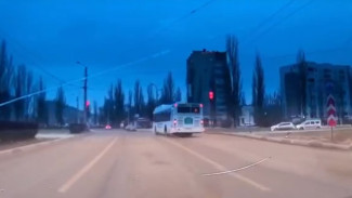 В Воронеже маршрутчик-лихач пролетел на красный свет: появилось видео 